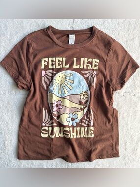 Brown Feel Like Sunshine graphic shirt, medium